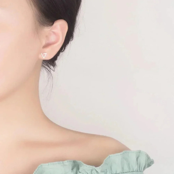 925 Sterling Silver Dainty Triangle Earrings - Picture 4 of 4